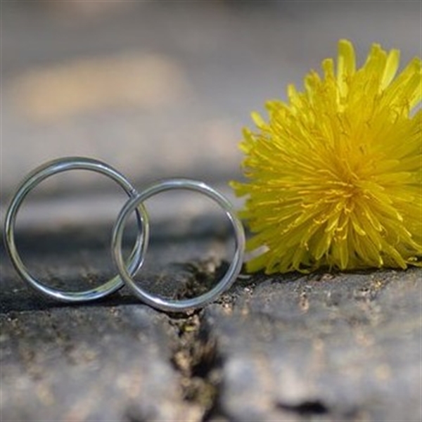 wedding rings with flower